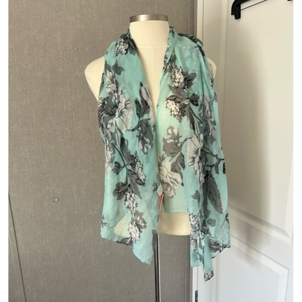 West Loop Beautiful Floral Design Scarf NWT